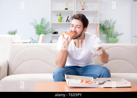 Man eating pizza à emporter à la maison avoir un repos relaxant Banque D'Images