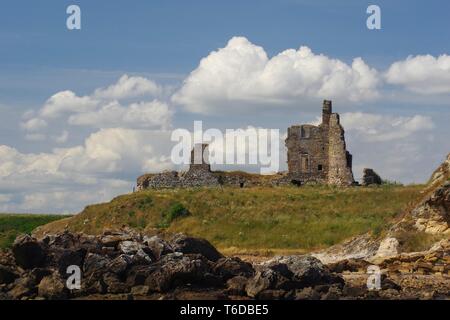 Vestiges de Château de Newark et Dovecot sur les falaises par St Monans sous le soleil d'été. Fife, Scotland, UK. Banque D'Images