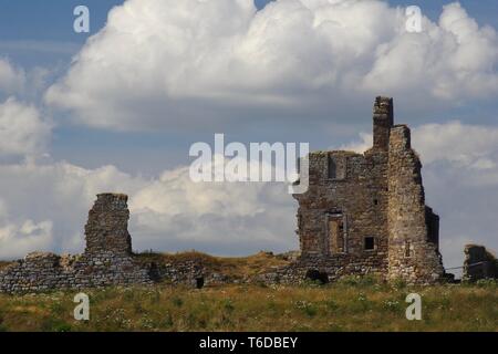 Vestiges de Château de Newark et Dovecot sur les falaises par St Monans sous le soleil d'été. Fife, Scotland, UK. Banque D'Images