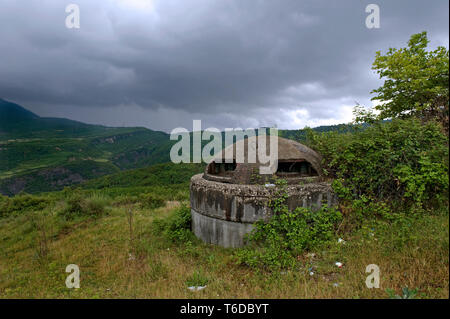 Petite armée bunker dans l'Albanie construit par Enver Hoxha pendant le temps du communisme. L'un des milliers dans tout le pays Banque D'Images