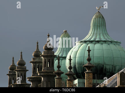 Les minarets et les dômes (et d'une mouette) sur le dessus de la Brighton Dome des arts de la scène (vue de Church Street, Brighton). Banque D'Images