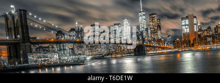 Une longue exposition shot du pont de Brooklyn avec les nuages montrant motion Banque D'Images