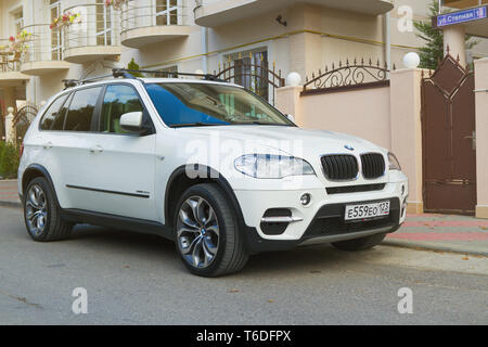 Novorossisk, Russie - 26 novembre 2017 : Nouveau BMW X5 blanche garé près de la maison dans la rue de la ville. Banque D'Images