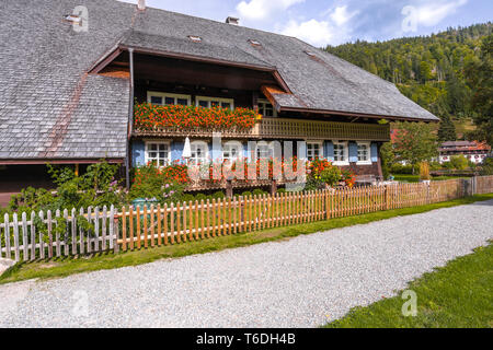 Maison de la Forêt-Noire avec fleur orné d'un balcon et toit en croupe à Schonach, en Allemagne, l'architecture de bois de la Haute Forêt Noire Banque D'Images