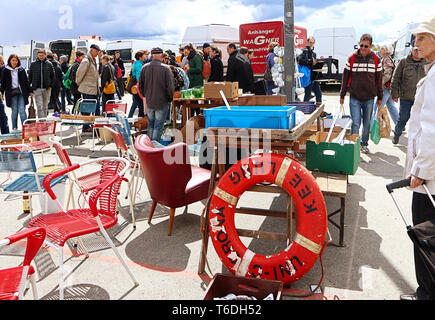 MUNICH, ALLEMAGNE Vue sur le marché aux puces géant en plein air (Riesenflohmarkt) de Munich.Vous trouvez tout pour tous les budgets : accueil mobilier... Banque D'Images