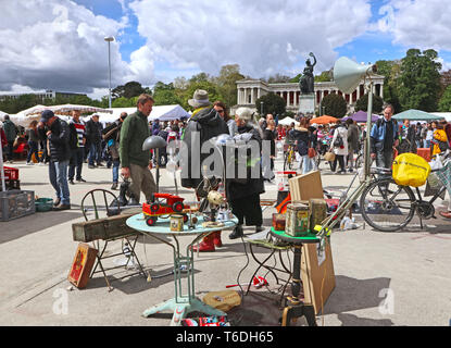 MUNICH, ALLEMAGNE - Vue de l'air ouvert grande braderie (Riesenflohmarkt) à Munich au pied de la Bavaria statue en bronze.Vous trouvez tout ! Banque D'Images