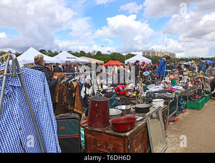 MUNICH, ALLEMAGNE - Vue de l'air ouvert grande braderie (Riesenflohmarkt) de Munich.Vous trouvez tout pour tous les budgets : vêtements, d'électroménager... Banque D'Images