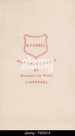 La publicité de l'époque victorienne (CDV Carte de visite) montrant l'illustration et la calligraphie à partir de A.F.Vogel, Studio photographique, 31 Brunswick Road, Liverpool. Banque D'Images