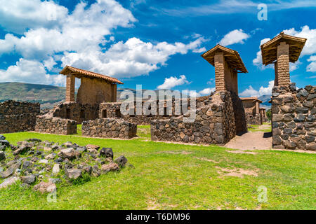 Ruines de l'entrepôts à Raqchi, le site archéologique inca à Cusco, Pérou Région Banque D'Images