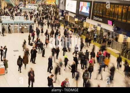 Angleterre Londres- Avr 17, 2019 : la gare de Waterloo est rempli de passagers. Banque D'Images