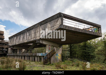 St Peters, Séminaire Cardross, près de Dumbarton, en Ecosse, Royaume-Uni - abandonné et un bâtiment à l'abandon - Bloc d'enseignement en porte-à-faux au-dessus de la bibliothèque Banque D'Images