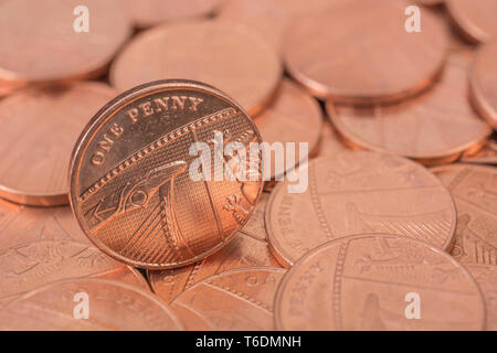 Macro close-up de 1 Penny britannique / 1p coin sur le lit des sous. Décès du penny, fin de pièces de cuivre, penny soit retirée de la circulation, enregistrez le sou Banque D'Images