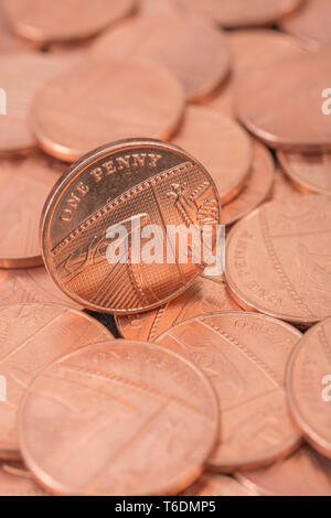 Macro close-up de 1 Penny britannique / 1p coin sur le lit des sous. Décès du penny, fin de pièces de cuivre, penny soit retirée de la circulation, enregistrez le sou Banque D'Images