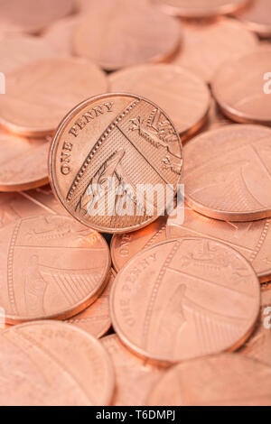 Macro close-up de 1 Penny britannique / 1p coin sur le lit des sous. Décès du penny, fin de pièces de cuivre, penny soit retirée de la circulation, enregistrez le sou Banque D'Images