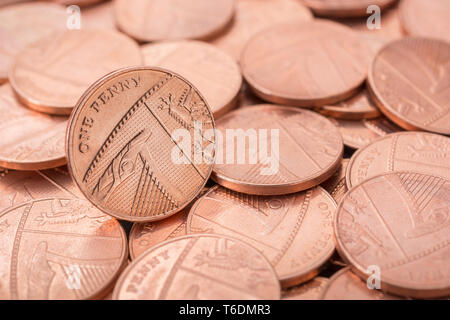 Macro close-up de 1 Penny britannique / 1p coin sur le lit des sous. Décès du penny, fin de pièces de cuivre, penny soit retirée de la circulation, enregistrez le sou Banque D'Images