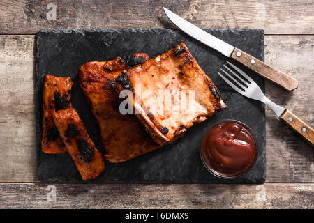 Côtes levées grillées sur barbecue de table en bois. Vue d'en haut Banque D'Images