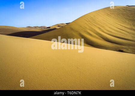 La province de Gansu, Dunhuang, Chine : Ce qu'on appelle le chant de dunes de sable de la région Kumtag dans le désert de Gobi. Après des siècles de surpâturage dans les regi Banque D'Images