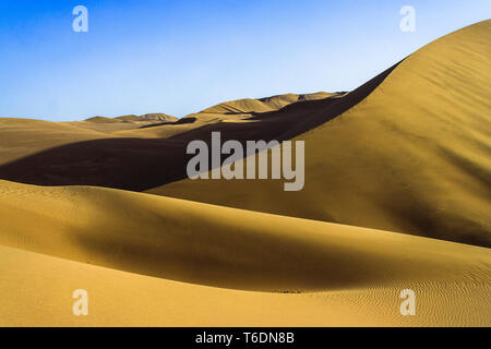 La province de Gansu, Dunhuang, Chine : Ce qu'on appelle le chant de dunes de sable de la région Kumtag dans le désert de Gobi. Après des siècles de surpâturage dans les regi Banque D'Images