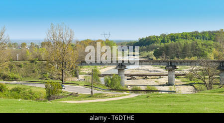 L'ancien viaduc traversant la vallée de la rivière. Photo prise dans un jour d'été ensoleillé avec green field and blue sky Banque D'Images