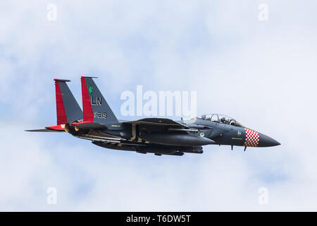 L'une des trois F-15E patrimoine de couleur blanche, au décollage à RAF Lakenheath, Suffolk en avril 2019. Banque D'Images