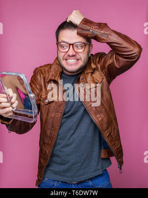 Photo de l'homme déçu avec des lunettes à miroir dans Banque D'Images