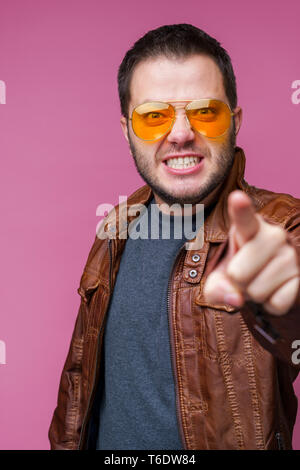 Photo de déplut à l'Homme à lunettes orange vers l'avant Banque D'Images