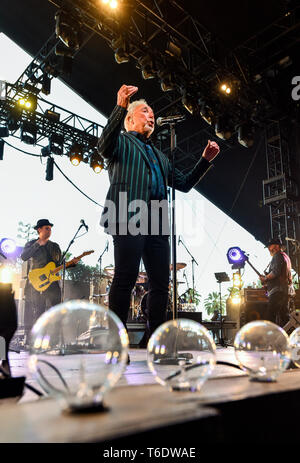 Indio, en Californie, le 28 avril 2019, Tom Jones sur scène l'exécution à une foule énergique au jour 3 de la Stage Coach Festival de musique country. Photo : Ken Banque D'Images