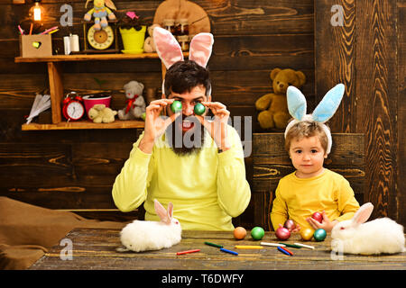 Famille Pâques avec de fausses oreilles de lapin. Banque D'Images