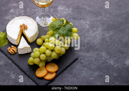 Conseil d'ardoise avec du fromage brie Banque D'Images