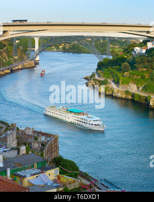 Bateau de croisière. La rivière Douro. Porto Banque D'Images