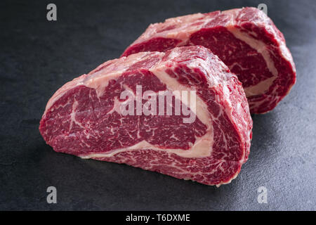 Deux matières de Kobe Entrecote Steak sec comme sur une ardoise Banque D'Images