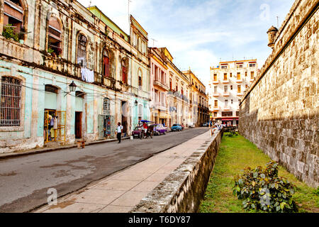 La population locale dans les rues de la vieille Havane/Cuba avec ses maisons colorées et American classic cars. Banque D'Images