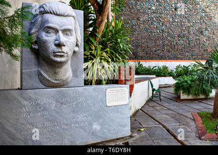 Wolfgang Amadeus Mozart statue dans une belle cour avec les œuvres dans la Vieille Havane, Cuba Banque D'Images