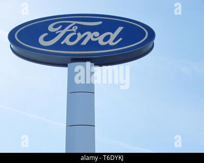 Présentation de Ford contre le ciel bleu. Ford est un représentant de la marque automobile américaine. Banque D'Images