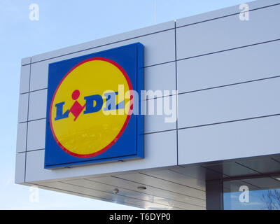 LJUBLJANA, SLOVÉNIE - 22 mars 2019 : La chaîne de supermarchés LIDL - LIDL signe est une chaîne de supermarchés allemande remise globale, basée à Neckarsulm, en Allemagne. Banque D'Images