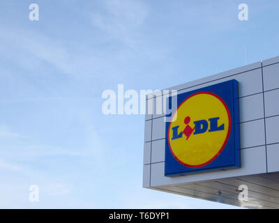 LJUBLJANA, SLOVÉNIE - 22 mars 2019 : La chaîne de supermarchés LIDL - LIDL signe est une chaîne de supermarchés allemande remise globale, basée à Neckarsulm, en Allemagne. Banque D'Images