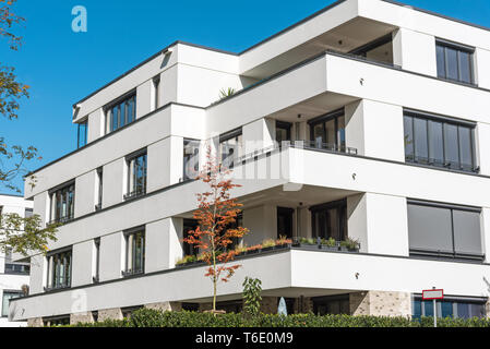 Nouveau livre blanc appartement maison en face d'un ciel bleu vu à Berlin, Allemagne Banque D'Images