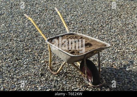 Panier de jardin se dresse sur les rochers, chargé de sable Banque D'Images