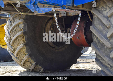 L'essieu de roue du tracteur. Banque D'Images