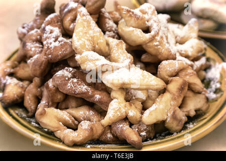 Les cookies sur une plaque sur la table. Banque D'Images