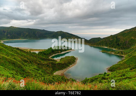 Vue panoramique du paysage naturel, dans les Açores, l'île merveilleuse du Portugal. Beaux lagons des cratères volcaniques et de champs. Attra touristiques Banque D'Images