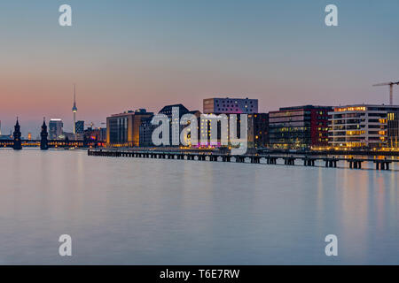 La rivière Spree à Berlin après le coucher du soleil avec la célèbre Tour de télévision dans le dos Banque D'Images