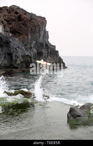 Nageur de secours avec planche de natation à Playa de Charco Verde Banque D'Images