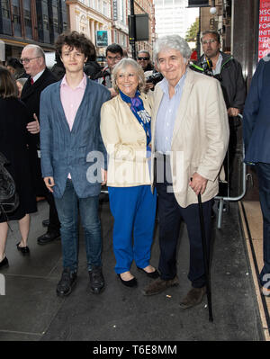 Tom Conti et Kara Wilson sont vu l'homme de La Mancha opening night at the London Coliseum à Londres. Banque D'Images