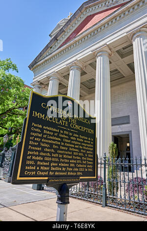 La Cathédrale historique - Basilique de l'Immaculée Conception église catholique extérieur avec un repère historique de Mobile, en Alabama, USA. Banque D'Images