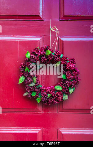 Couronne de Noël détail sur une porte en bois rouge Banque D'Images