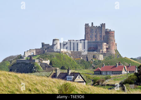 Château de Bamburgh dans soleil du printemps Banque D'Images