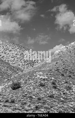 Noir et blanc, des montagnes du désert au printemps dans le cadre de ciel avec des nuages blancs. Banque D'Images