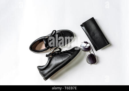 Chaussures noires à la mode, sac à main et de lunettes avec lentilles noires sur fond clair Banque D'Images