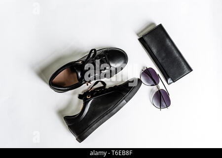 Chaussures noires à la mode, sac à main et de lunettes avec lentilles noires sur fond clair Banque D'Images